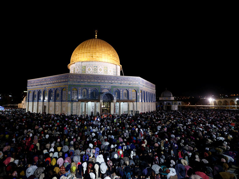 المصلين في باحة المسجد الأقصى