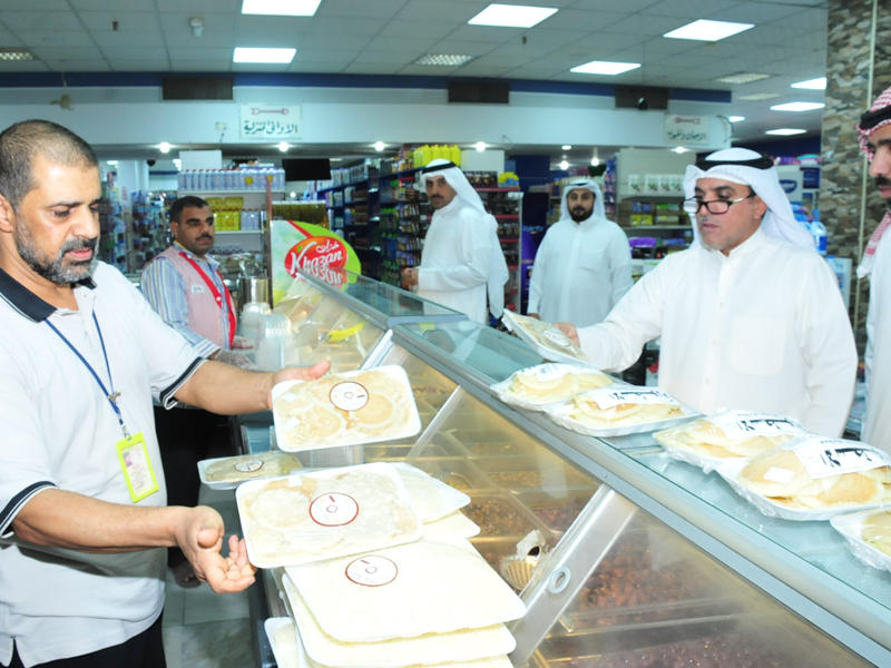 معاينة المواد الغذائية من قبل رجال البلدية