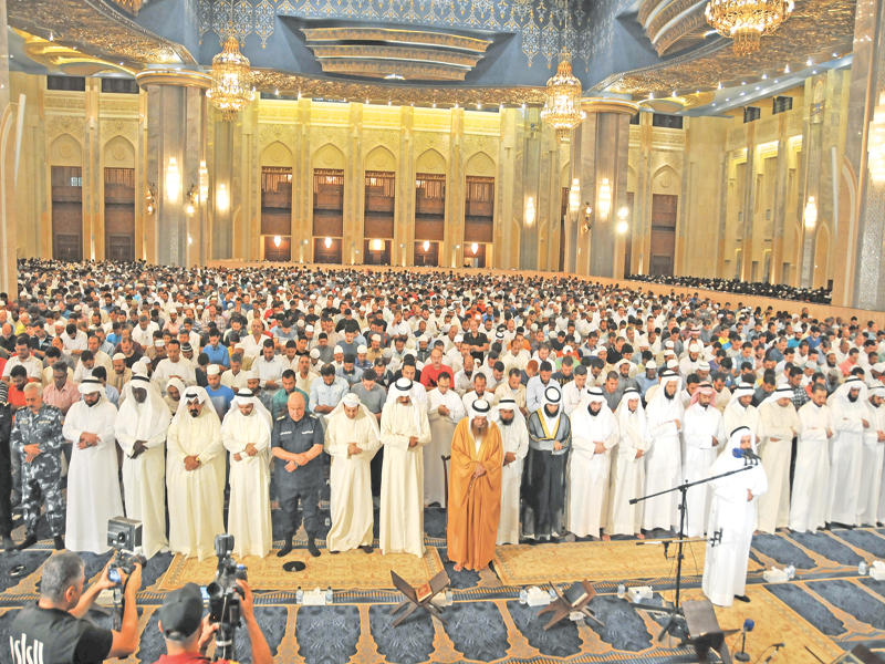 آلاف المصلين في المسجد الكبير