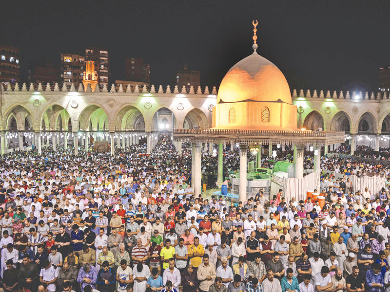 مصريون يؤدون صلاة التراويح بمسجد عمرو بن العاص في حي مصر القديمة جنوب القاهرة أمس الأول (إي بي أيه)