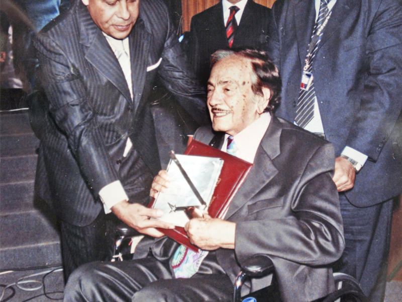 كمال الشناوي أثناء تكريمه من وزير الإعلام الأسبق أنس الفقي