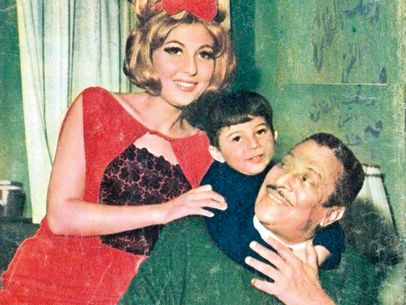 عماد ونادية وابنهما على غلاف إحدى المجلات الفنيةn