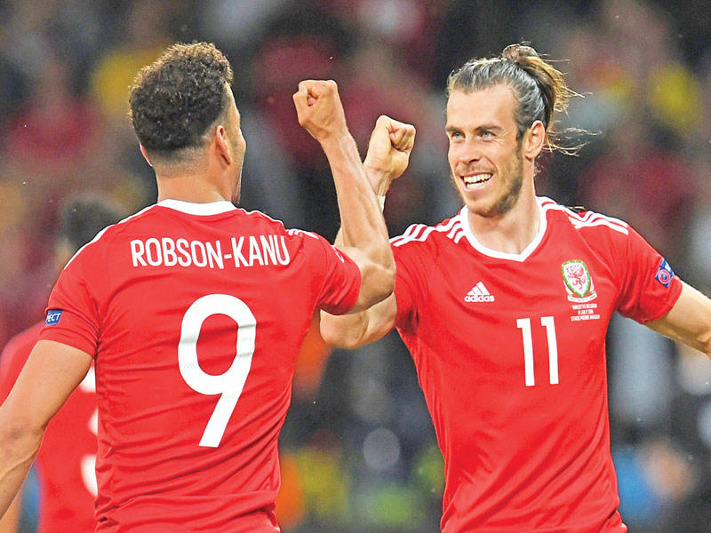 غاريث بيل وروبسون كانو يحتفلان في المباراة الماضية