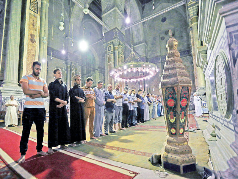 مصريون يؤدون صلاة التراويح في مسجد السلطان حسن بالقاهرة القديمة أمس الأول (رويترز)