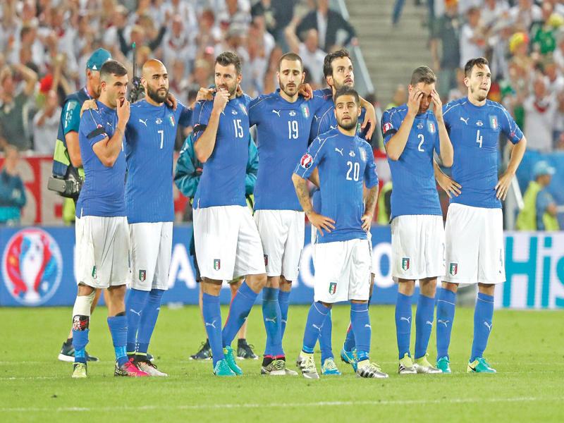 لاعبو المنتخب الإيطالي خلال ركلات الترجيح أمام ألمانيا