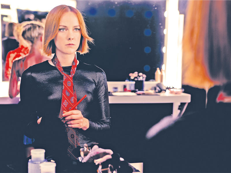 إيل فانينغ في لقطة من فيلم The Neon Demon