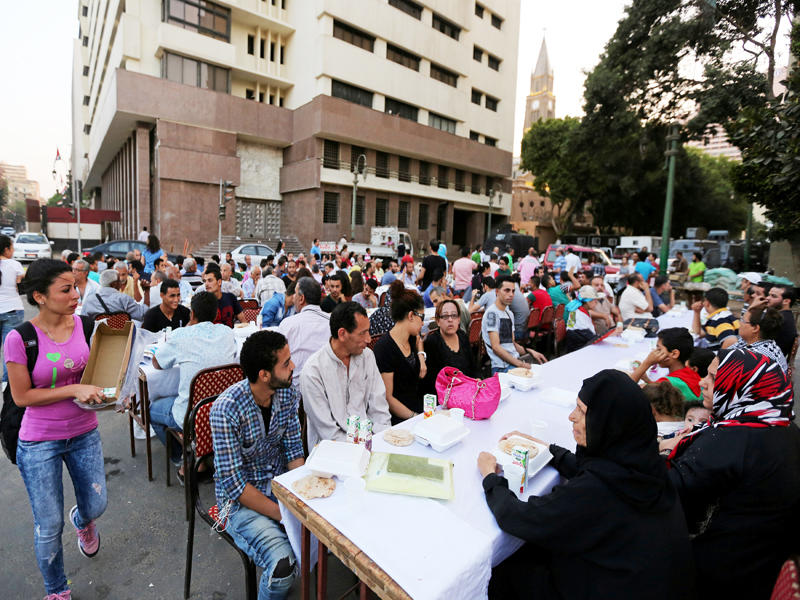 مسلمون وأقباط على مائدة إفطار أقامتها كنيسة وسط القاهرة السبت الماضي (رويترز)