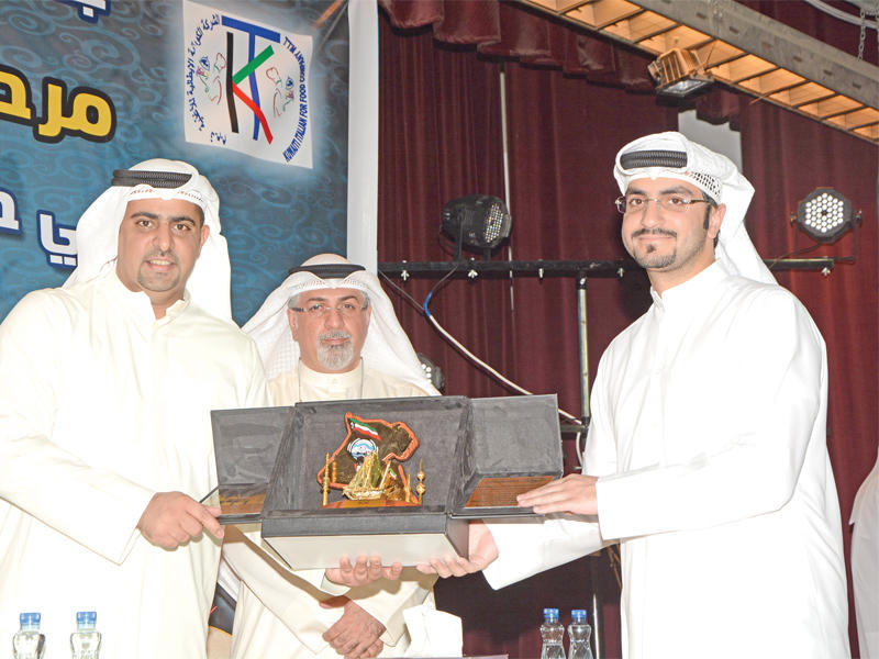 النصف مكرماً أحد الفائزين في مسابقة القرآن الكريم