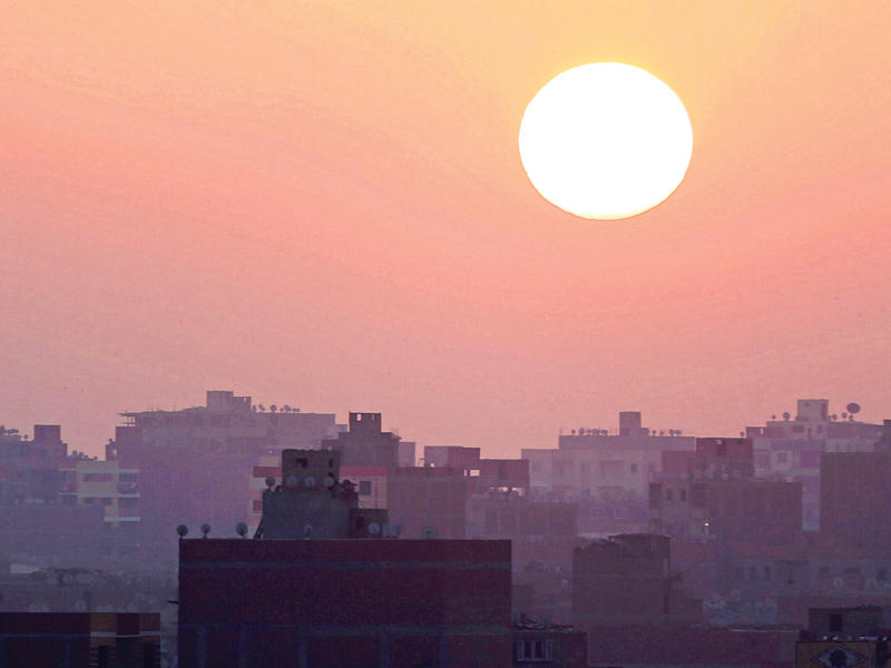 غروب الشمس في القاهرة أمس الأول (رويترز)