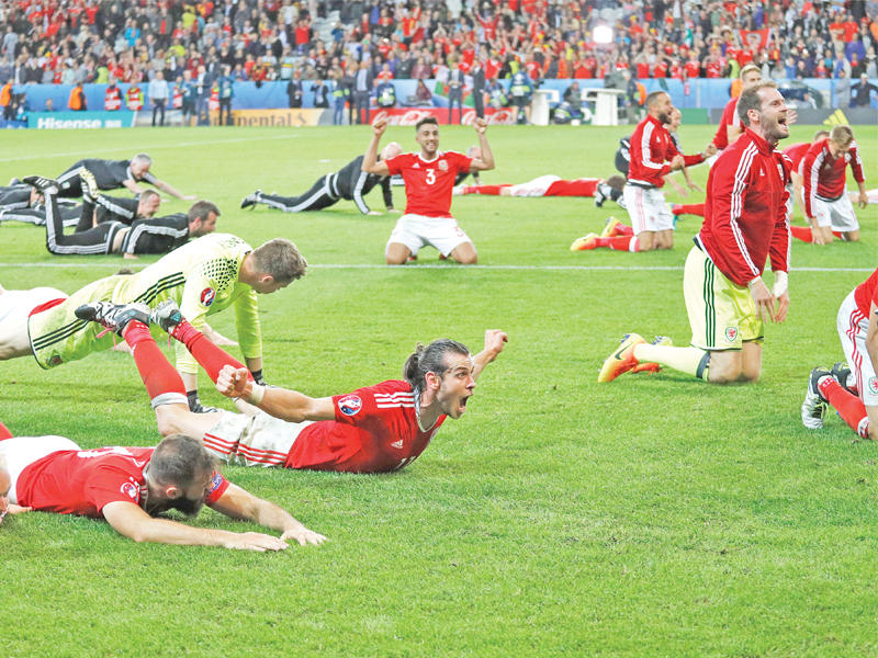 لاعبو المنتخب الويلزي بعد الفوز في المباراة الماضية أمام بلجيكا