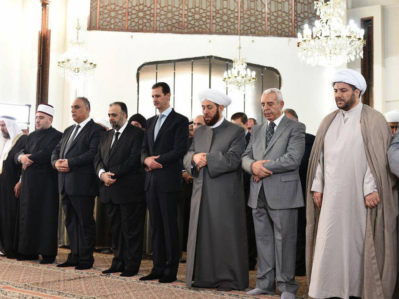 الأسد مؤدياً صلاة العيد في حمص اليوم