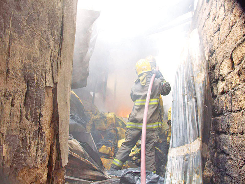 رجال الإطفاء يحاولون السيطرة على الحريق