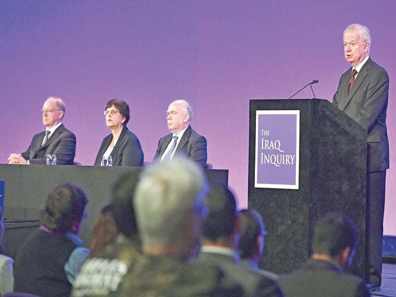 شيلكوت معلنا نتائج تحقيقه أمس (رويترز) 