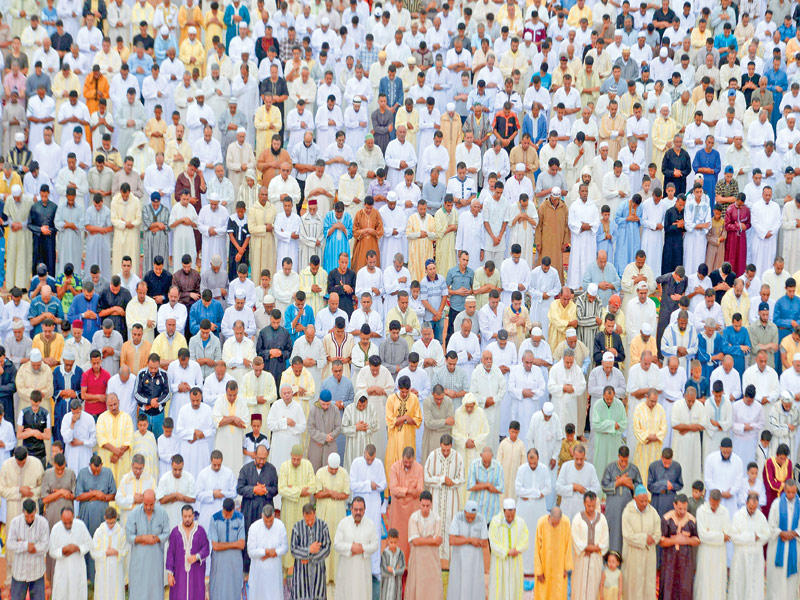 آلاف المسلمين يؤدون صلاة العيد في مدينة سال شمال المغرب صباح أمس (أ ف ب)