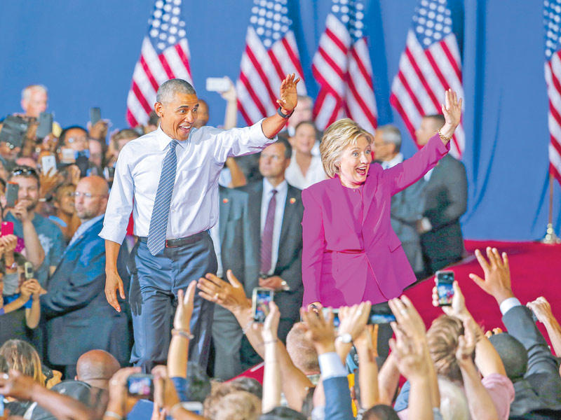 كلينتون وأوباما في مركز المؤتمرات في شارلون بنورث كارولينا أمس الأول (أي بي أيه)