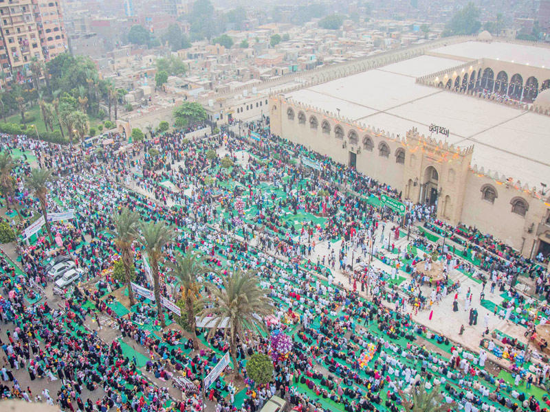 الآف المصريين يؤدون صلاة العيد في مسجد عمرو بن العاص وسط القاهرة أمس  (الجريدة)