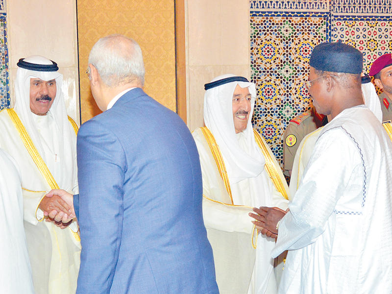 الأمير وولي العهد يتلقيان التهاني عقب صلاة العيد في المسجد الكبير أمس