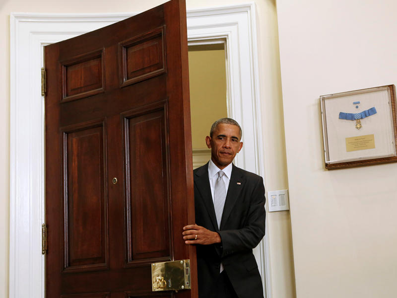 الرئيس الأميركي باراك أوباما لحظة دخوله إلى إحدى قاعات البيت الأبيض من أجل إلقاء بيان حول مهمة بلاده في أفغانستان (ا ف ب)