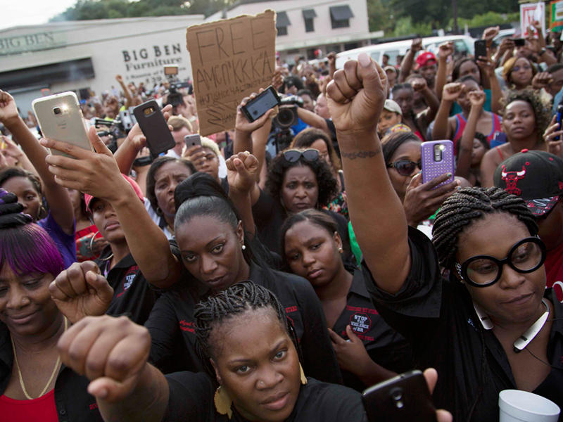 جانب من الاحتجاجات التي اعقبت مقتل رجل أسود على يد ضابطي شرطة في باتون روج بولاية لويزيانا