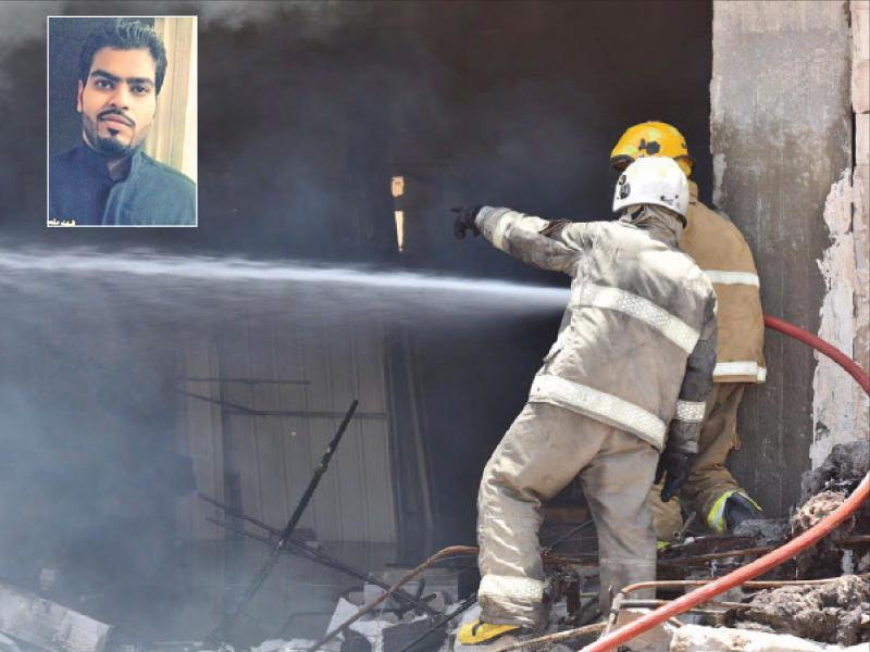 رجال الإطفاء يكافحون الحريق وفي الإطار الإطفائي فهد الفريح