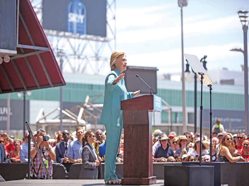 كلينتون في اتلانتيك سيتي أمس الاول (أ ف ب)