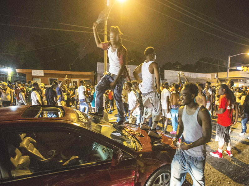 محتجون يقطعون شارعاً رئيسياً في باتون روج أمس الأول (أ ف ب)n