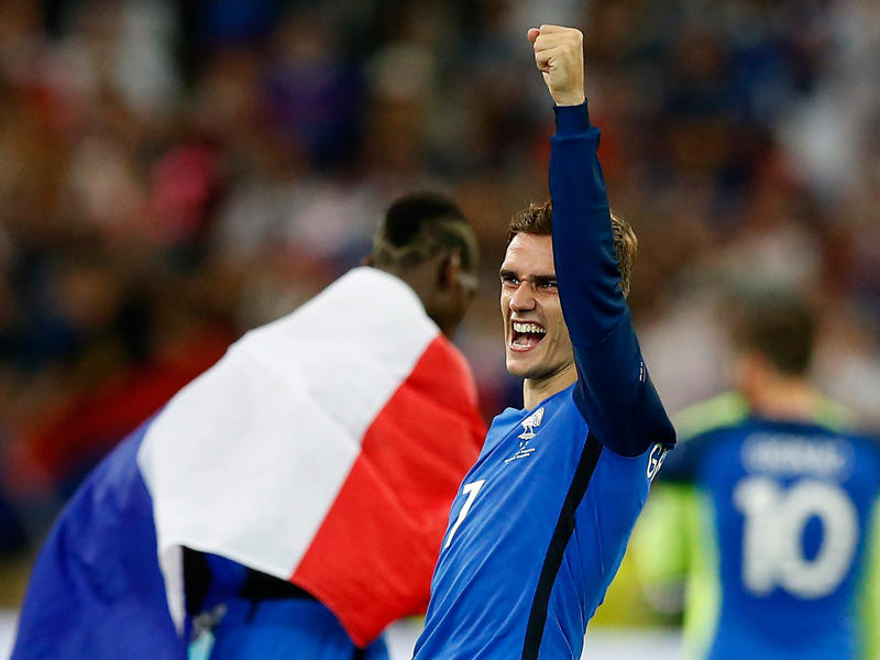 غريزمان يحتفل بتأهل المنتخب الفرنسي