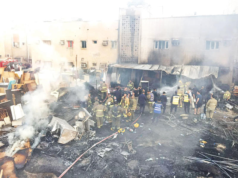 رجال الإطفاء خلال محاولات إخماد الحريق