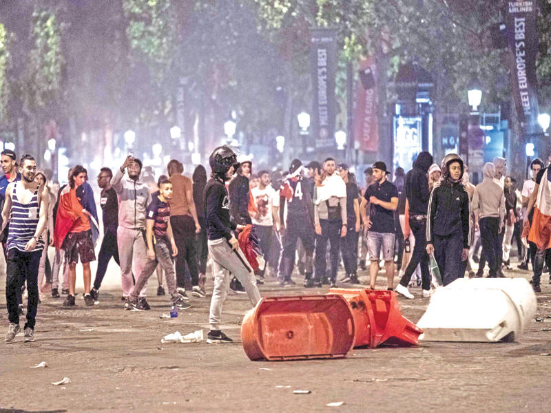 مواجهات الجماهير الفرنسية مع الشرطة بالشانزليزيه