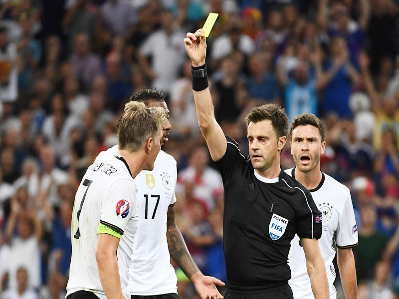 شفاينشتايغر لحظة حصوله على البطاقة الصفراءn