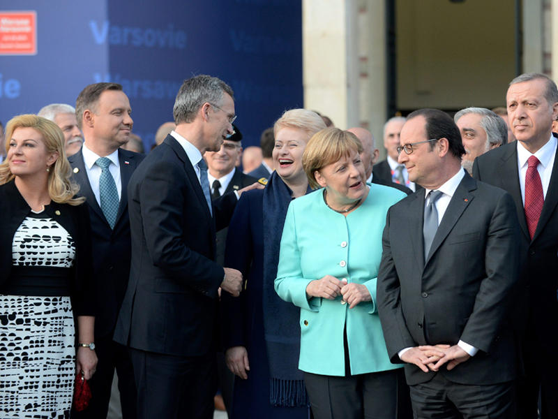 قادة الناتو يشاهدون عرضاً عسكرياً تقوم به طائرات الحلف في الاستاد الوطني في وارسو على هامش القمة (ا ف ب)