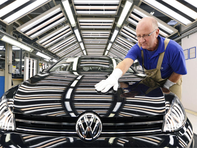 عامل في مصنع فولكسفاجن