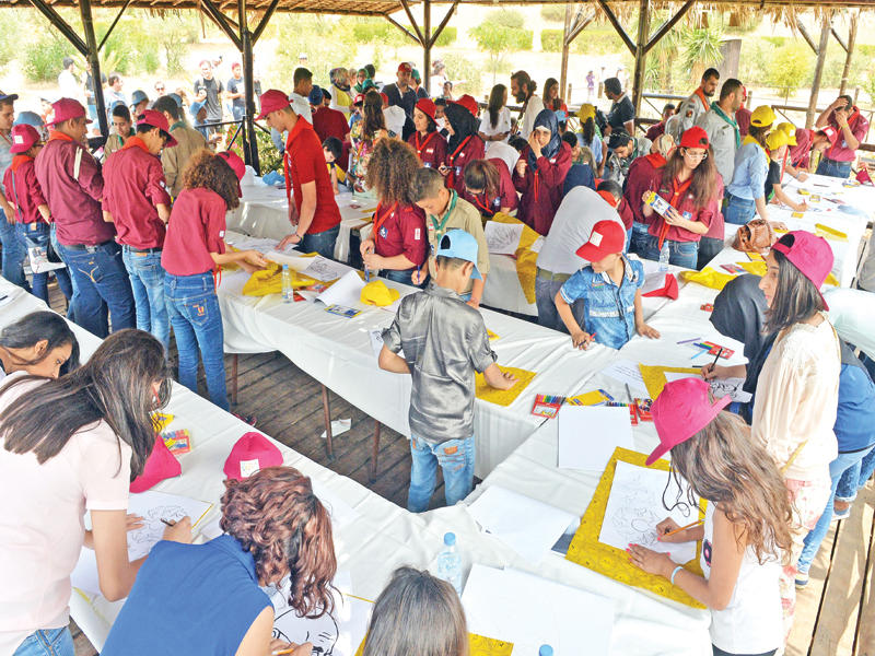 أطفال سوريون وعراقيون خلال نشاط برعاية دولية في حرش بيروت أمس (اي بي أيه)