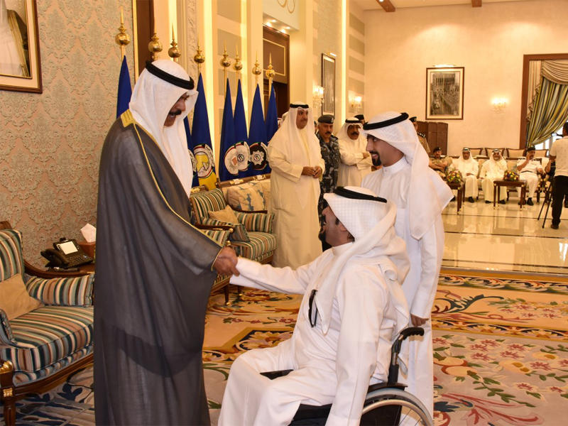 الخالد مستقبلاً المهنئين