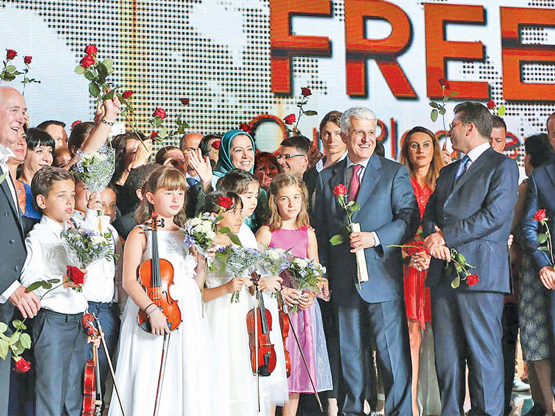 رجوي (في الوسط) خلال افتتاح مؤتمر المعارضة الإيرانية في باريس أمس الأول