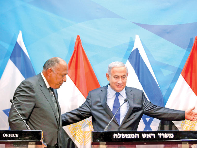 نتنياهو مرحباً بشكري في القدس أمس (رويترز)