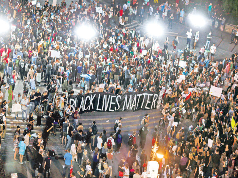 مسيرة سلمية لحملة «حياة السود مهمة» في نيويورك مساء أمس الأول (رويترز)