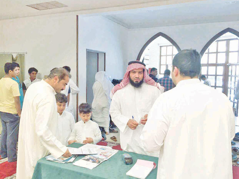 صورة أرشيفية لجمع التبرعات في أحد المساجد