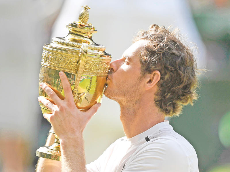 موراي يقبل كأس البطولة