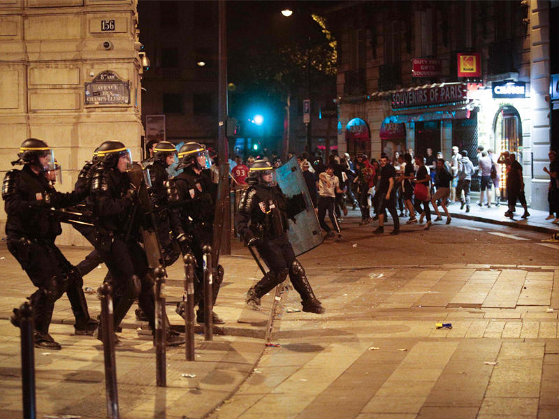 جانب من أعمال الشغب ليل الأمس