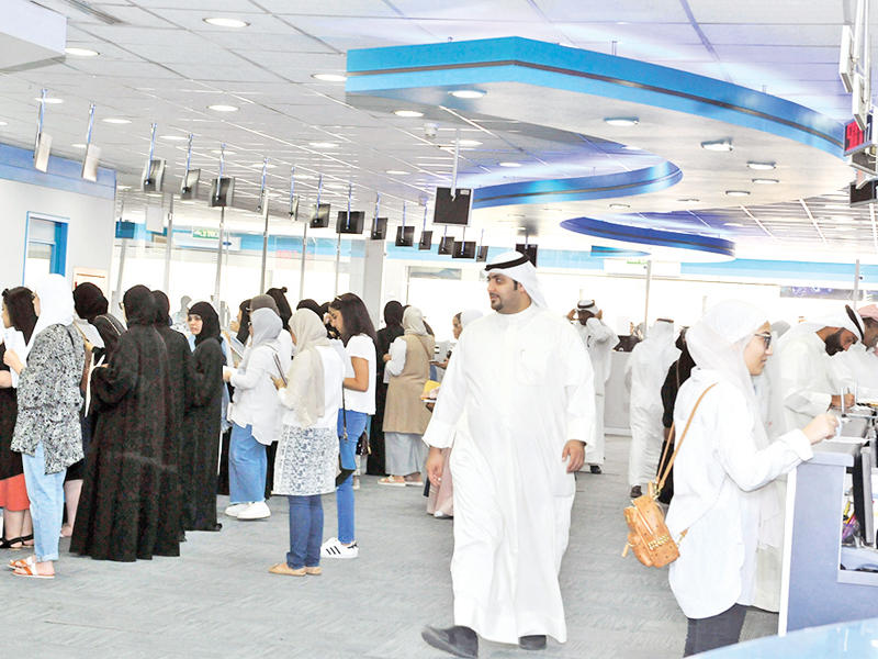 جانب من الطلبة المستجدين في صالة القبول