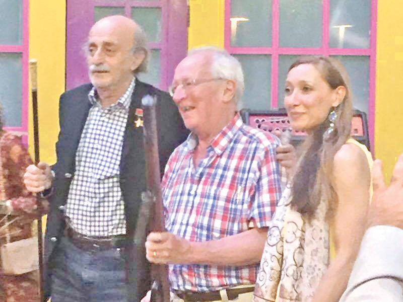 جنبلاط وفيسك في أحد مطاعم بيروت 