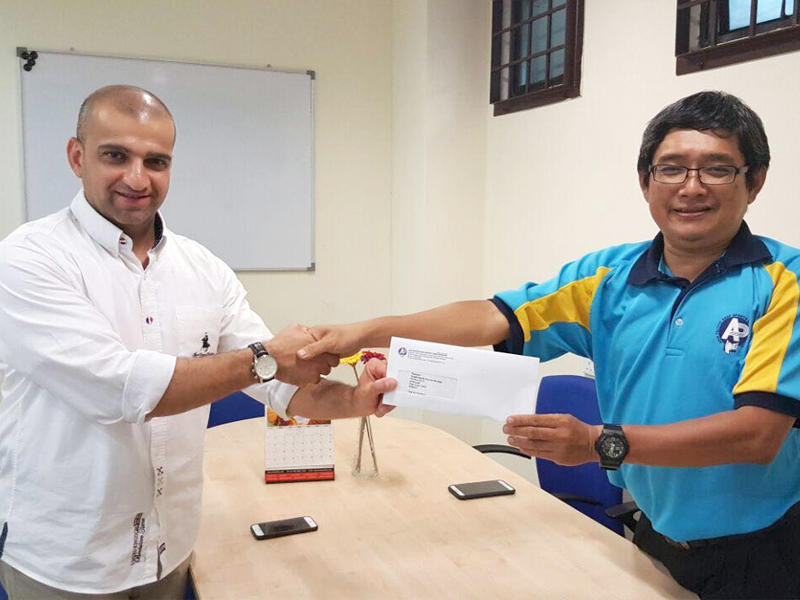 رئيس قسم الحاسب الآلي بالنادي وعضو المنظمة العربية بالاتحاد العالمي للصم جابر الكندري خلال استلام القرار الرسمي من الاتحاد الاسيوي