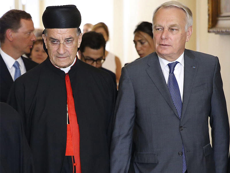 بطريرك الموارنة بشارة الراعي مستقبلاً ايرولت في بكركي أمس (أ ف ب)