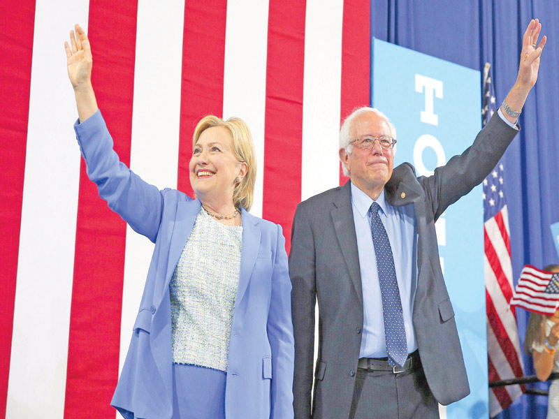 كلينتون وساندرز في نيوهامشير أمس (رويترز)