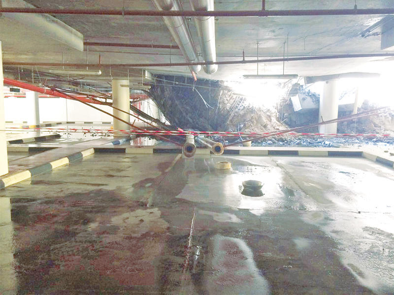 الانهيار الذي وقع أمس لسقف مواقف السيارات بـ «أساسية التطبيقي» في العارضيةn