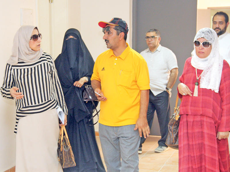 مسؤولو العاصمة التعليمية خلال الجولة أمس