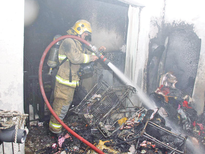 رجل إطفاء يكافح الحريق