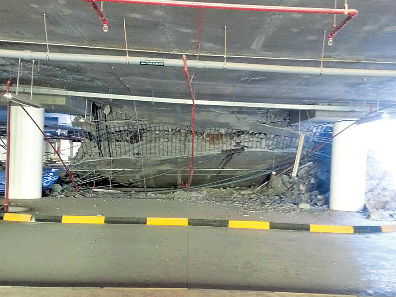 صورة توضح انهيار السقف