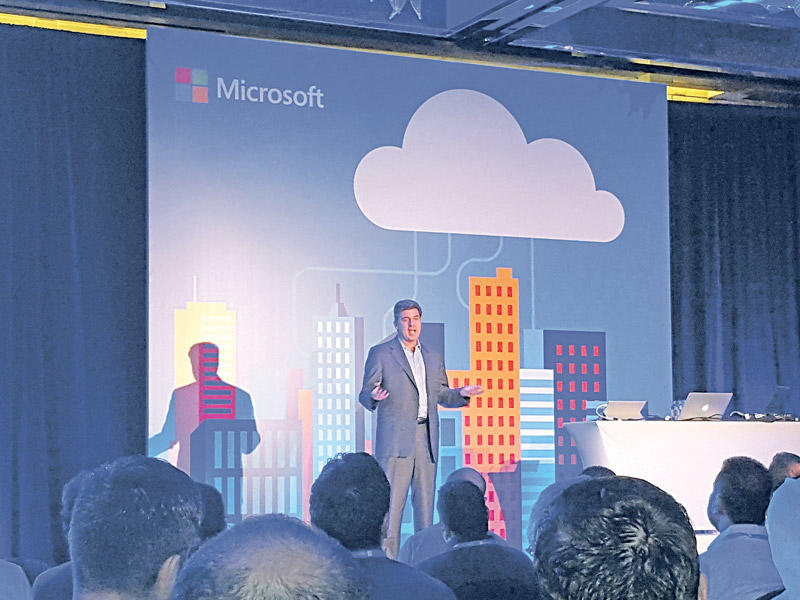 جيمس فيليبس نائب رئيس الشركة والمدير العام لتطبيقات الأعمال لدى «مايكروسوفت» مفتتحاً الورشة